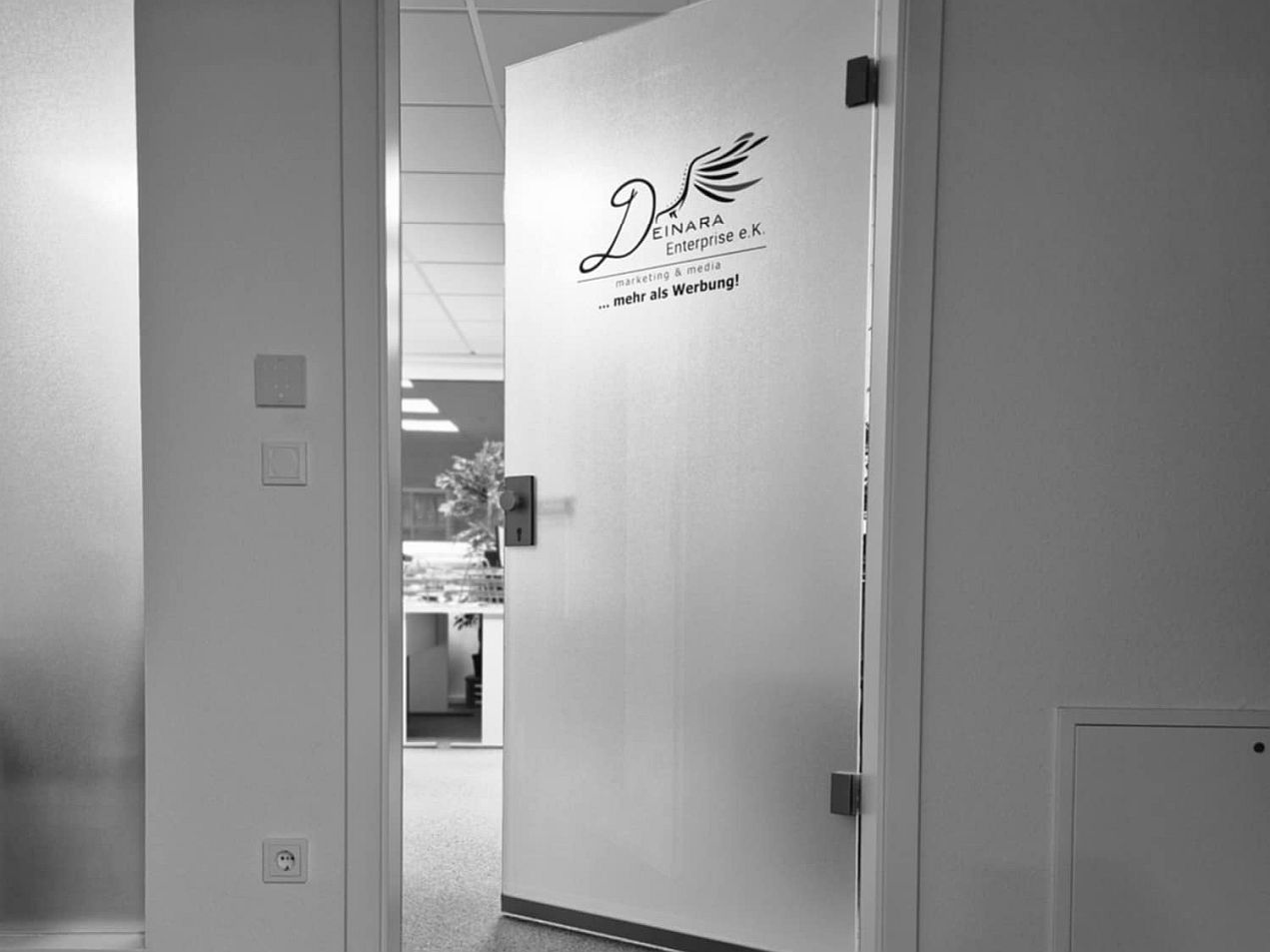 Büroeingang Deinara Enterprise e.K.